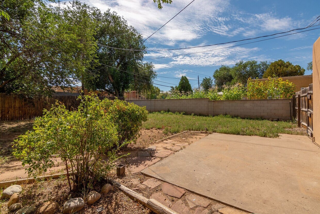 Building Photo - Cute Centrally Located Single Family Home ...