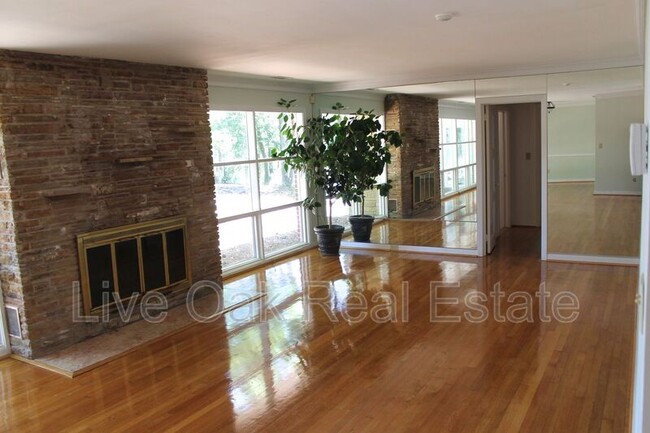 Foto del edificio - 613 Pinetree Circle