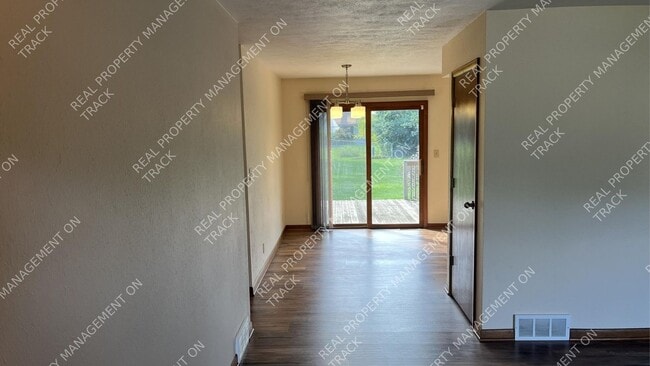 Building Photo - 9842 Poppy Dr