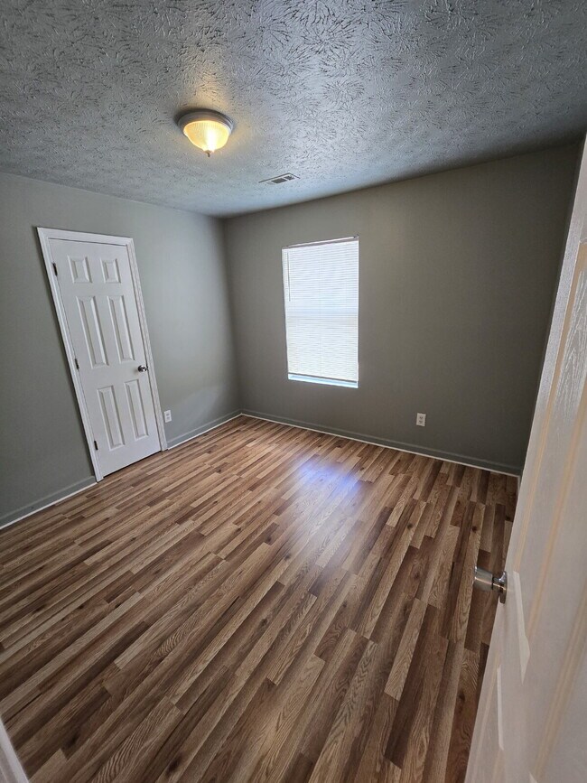 Building Photo - "Charming 4-Bed, 3-Bath Home with 1,500 Sq...