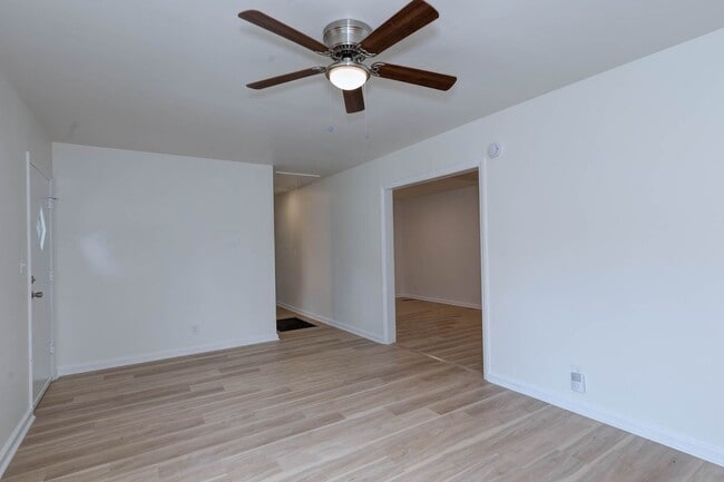 Building Photo - 2864 Hawthorne Dr