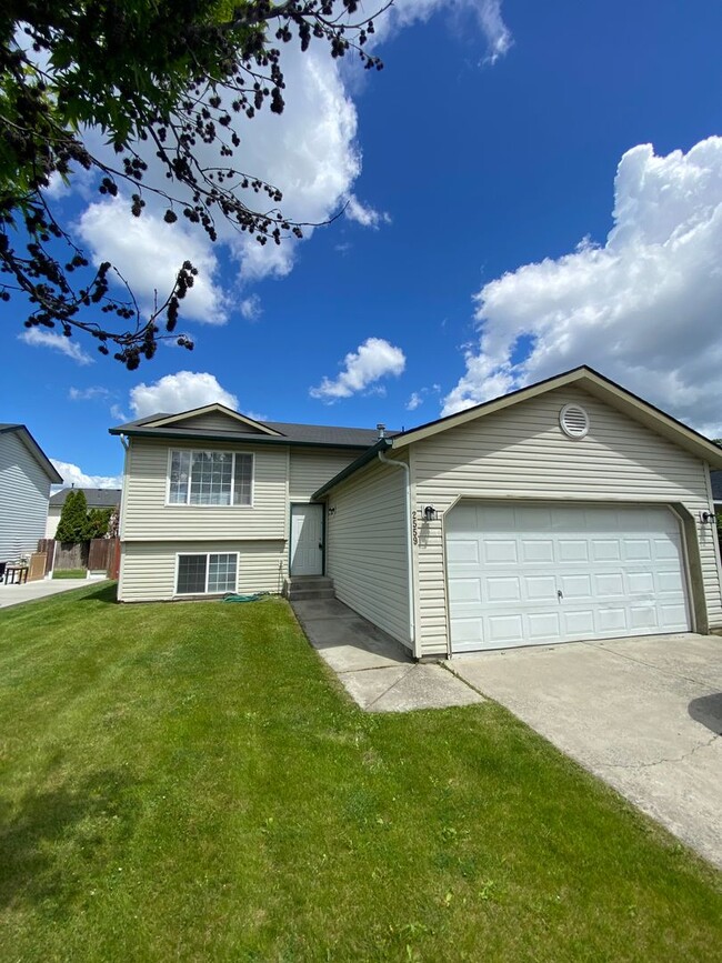 Building Photo - Newly remodeled 4 Bedroom in CDA Place