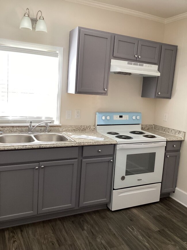 Building Photo - Three bedroom one and a half bath