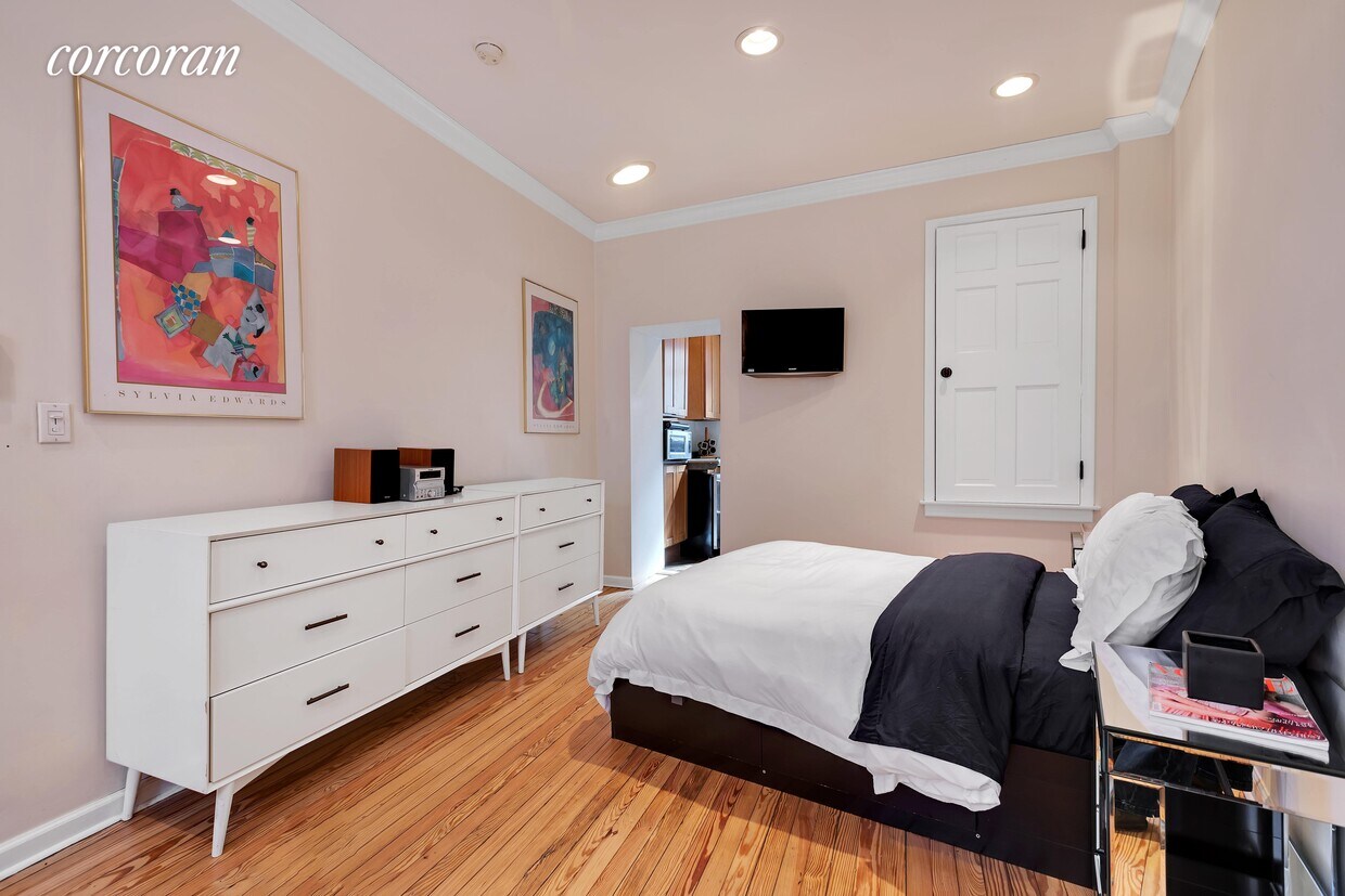 Foto principal - 303 W 10th St