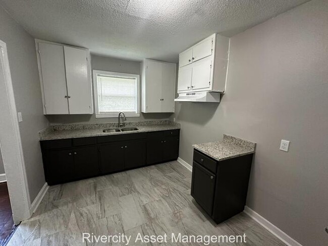 Building Photo - Berclair Beauty!!!! Section 8 Friendly