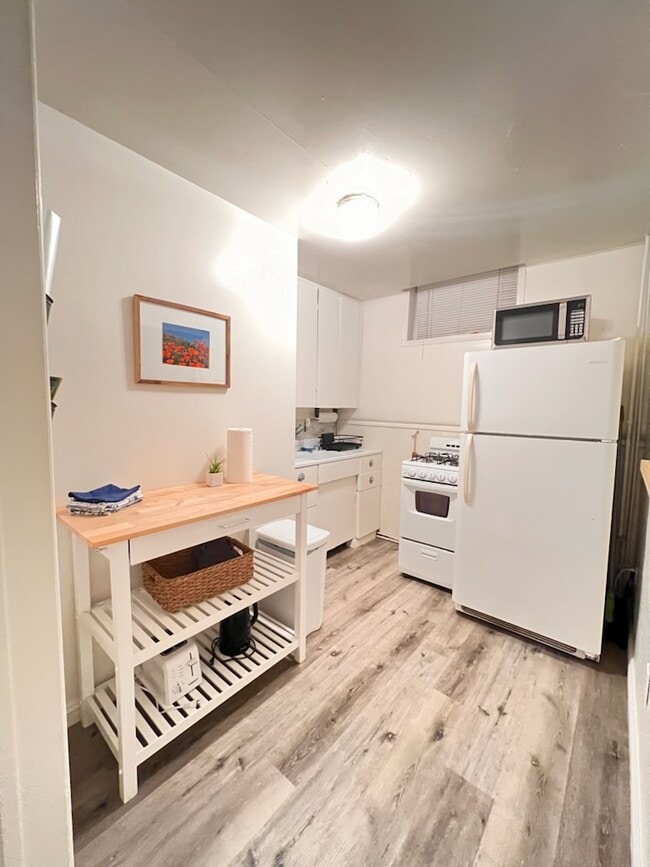 Building Photo - 2404 1/2 Highland Ave