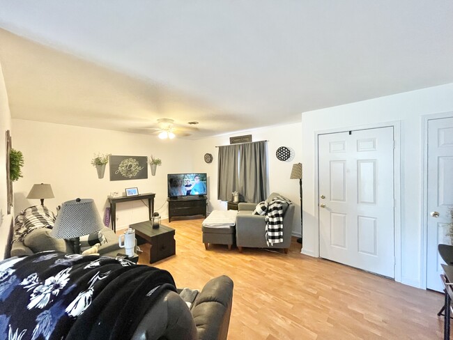 Building Photo - 210 Beaver St