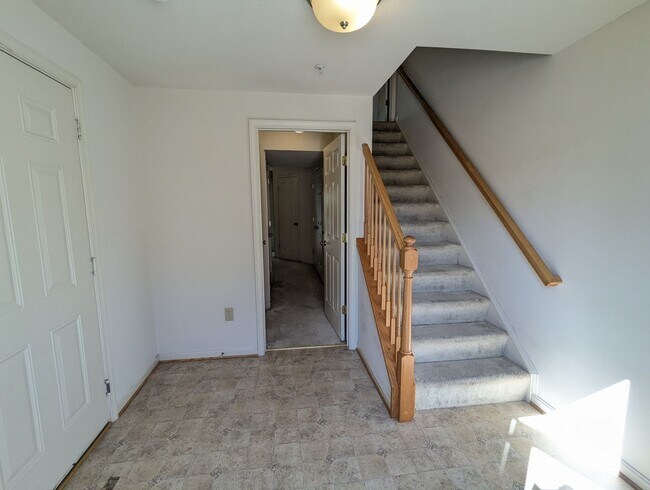 Building Photo - 3 Level End Unit townhouse available mid S...