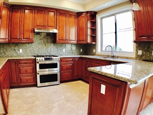 Building Photo - Private Townhouse in the Chatsworth Lake area