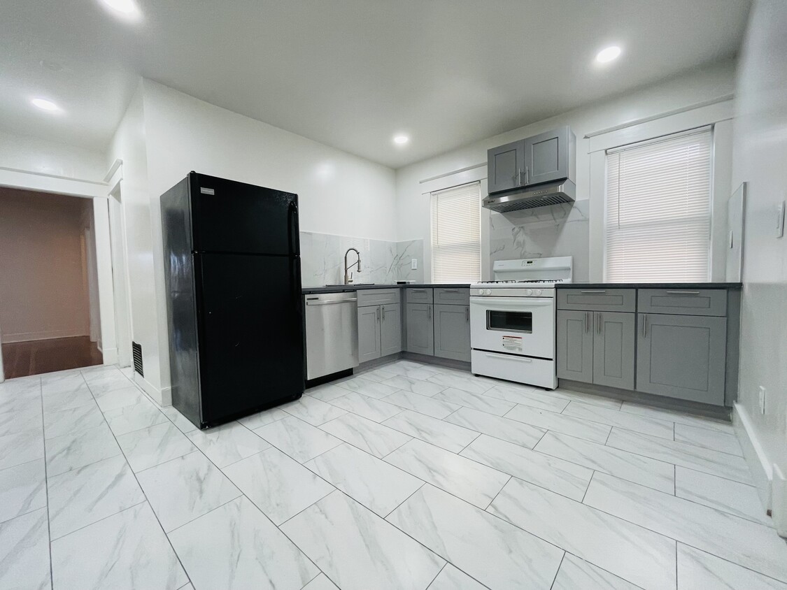 Kitchen - 1086 Baker Ave