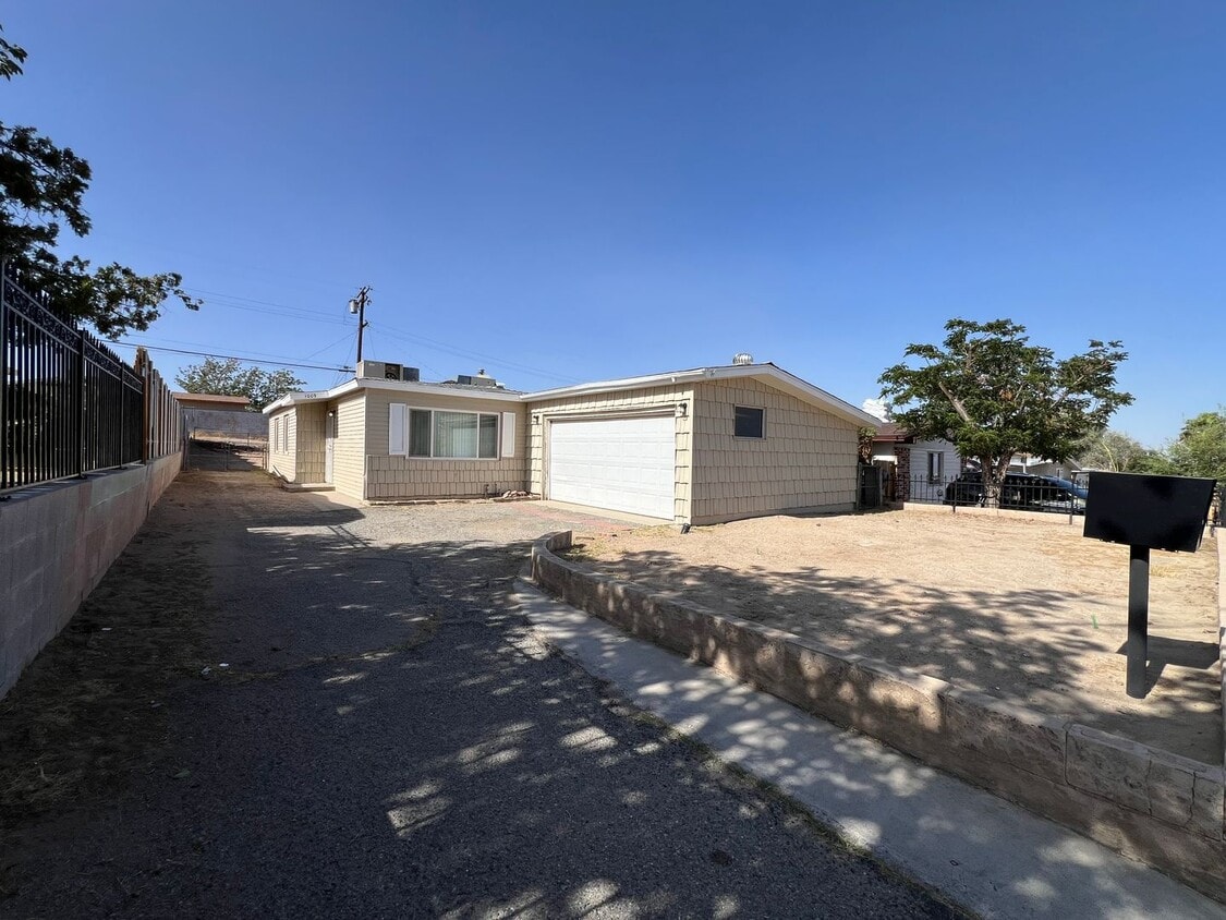 Primary Photo - 3 Bedroom 2 Bathroom House Located Near Ca...