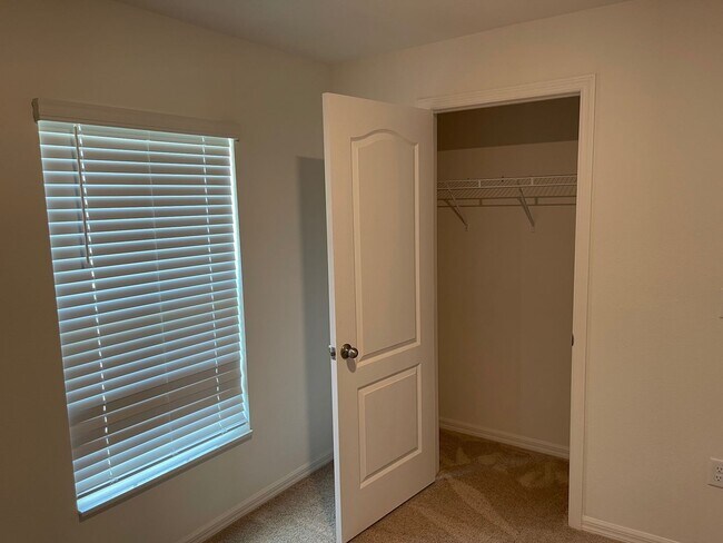 Foto del edificio - Like new 5/3/2 with screened in porch and much more...