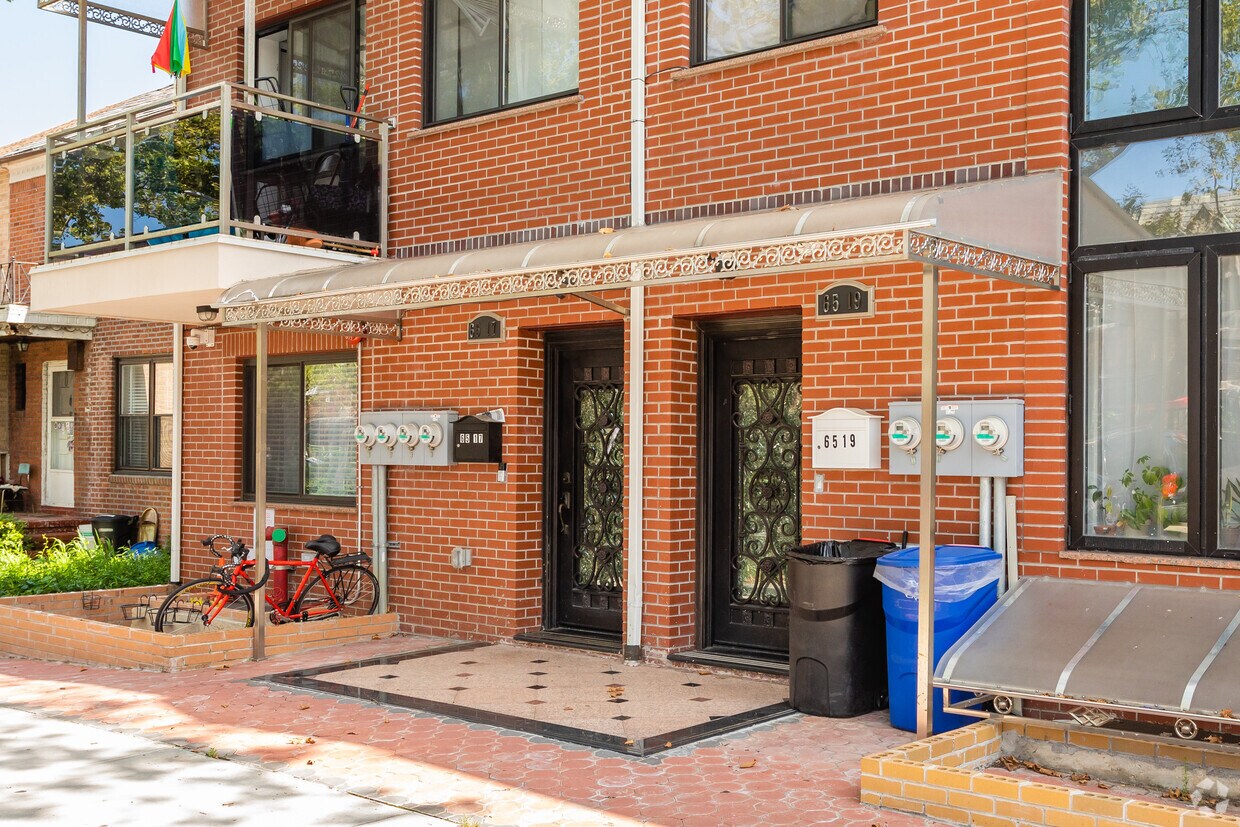 Foto del edificio - 65-17 110th St