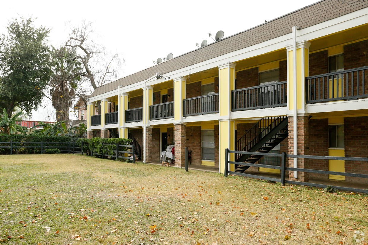 Primary Photo - Gatehouse Apartments