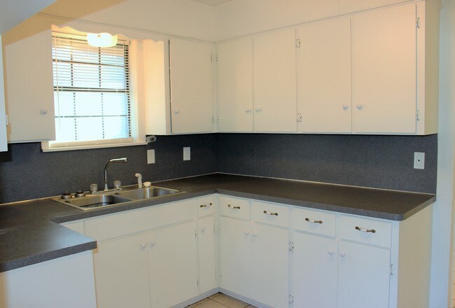 Building Photo - 708 Matilda St