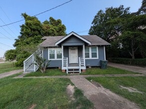 Building Photo - 1965 Kingsley Dr