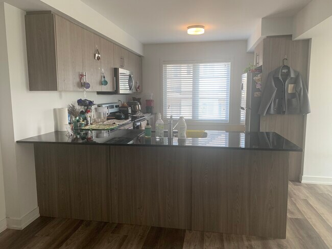 Building Photo - 205 W Oak Trl