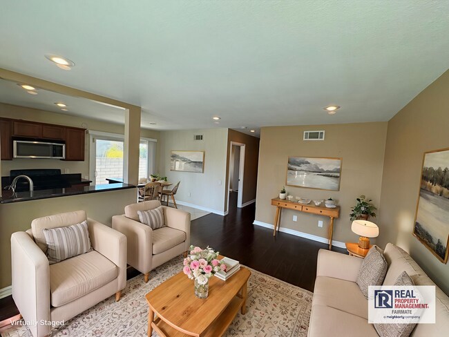 Foto del edificio - 2 Bed, 1 Bath Condo with a view of the hills!