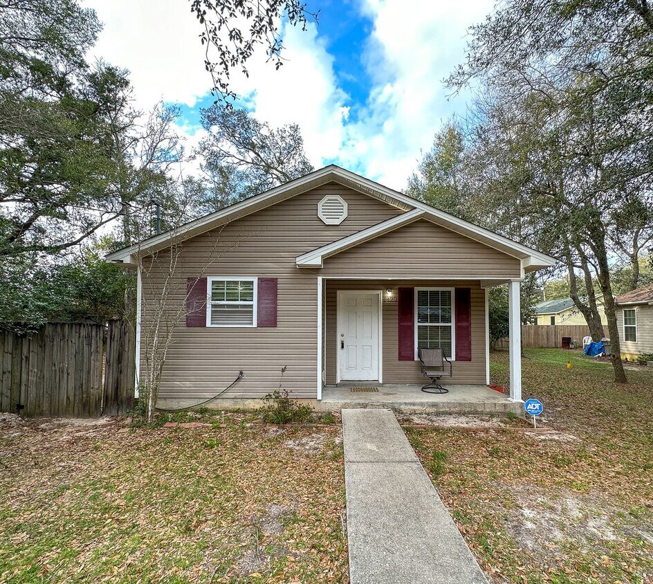 Foto principal - 3 Bedroom 1 Bath Cottage home in Pensacola!