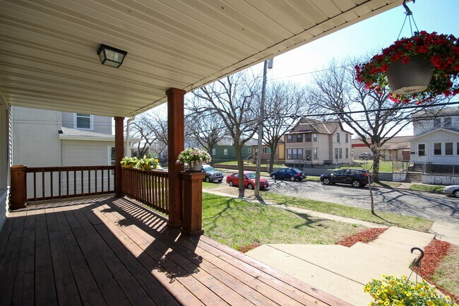 Foto del edificio - 637 19th Ave NE