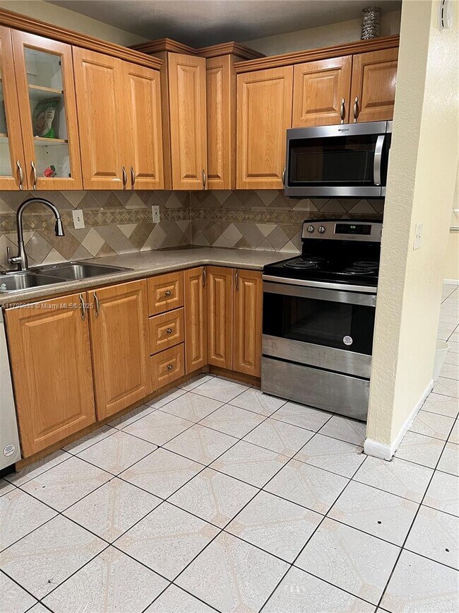 Building Photo - 420 NE 44th St