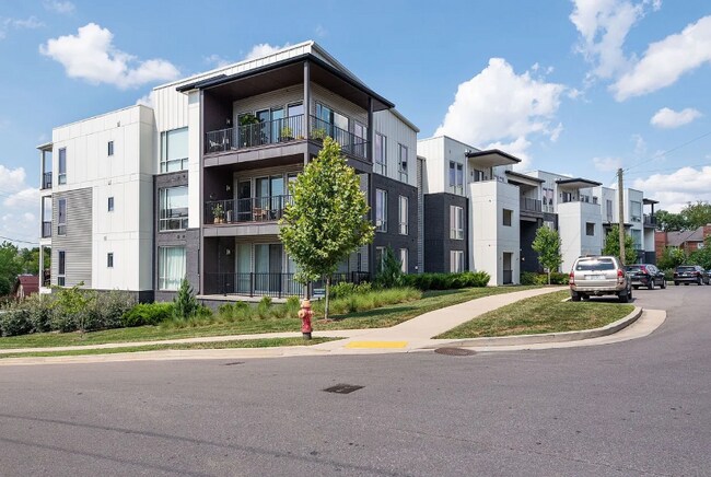 Building Photo - 3316 West End Cir