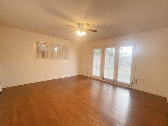 Foto del edificio - 9655 Meadowcroft Dr