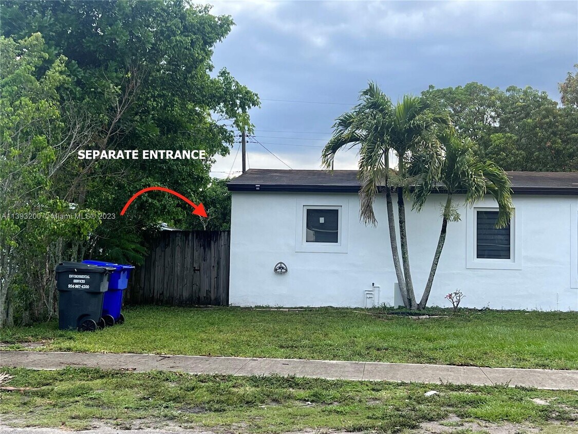 Primary Photo - 1520 N 70th Ave