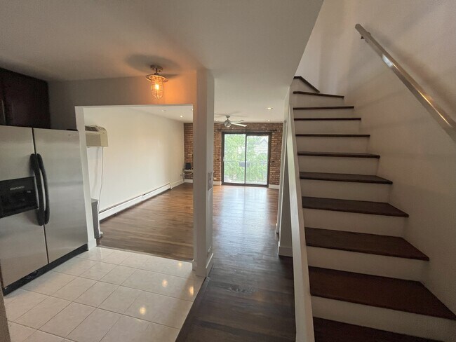 Downstairs View 1 - 832 W Oakdale Ave