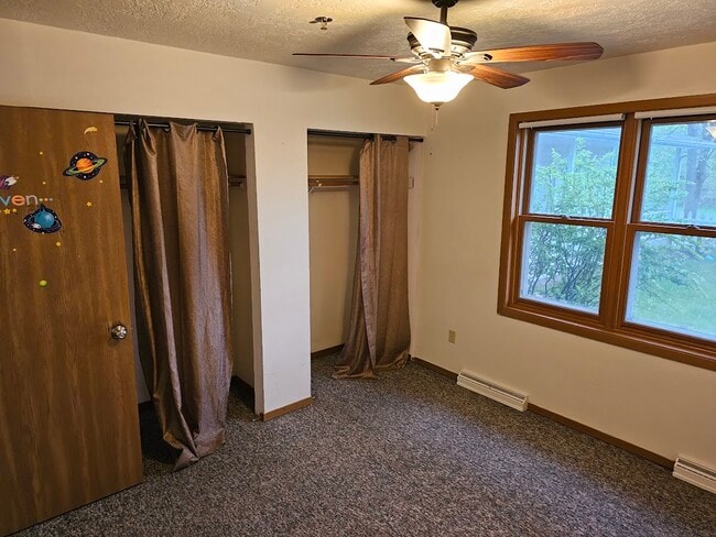 Building Photo - 533 Lakeshore Ct