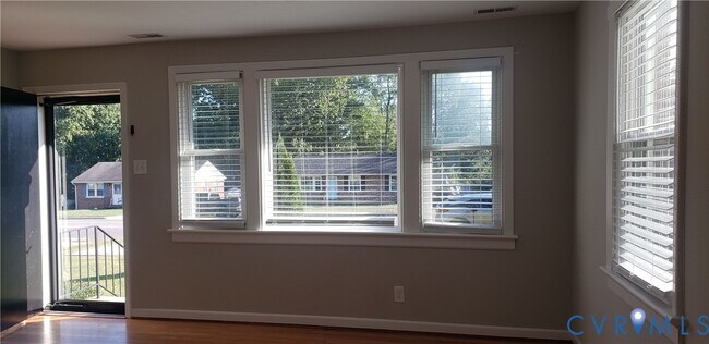 Foto del edificio - 2318 Leah Rd