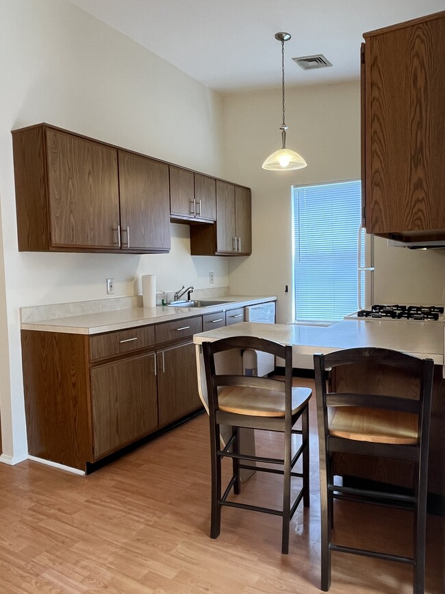 Kitchen Breakfast Bar - 1502 Spruce Hills Dr