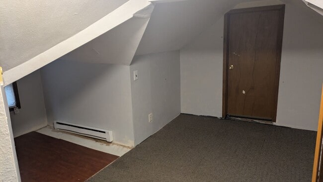Building Photo - 2 Bedroom/1.25 bath house with large kitch...