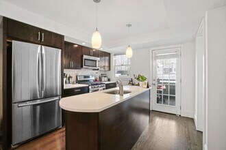 Building Photo - 208-210-210 W Seventh St