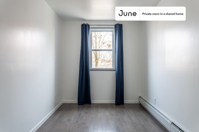 Building Photo - Private bedroom in 4 bed/2 bath Home