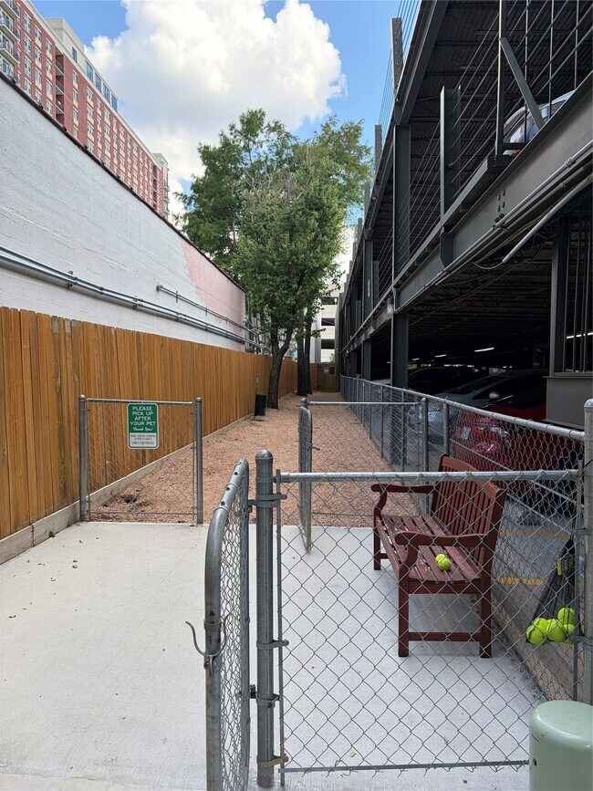 Foto del edificio - 3231 Allen Pkwy