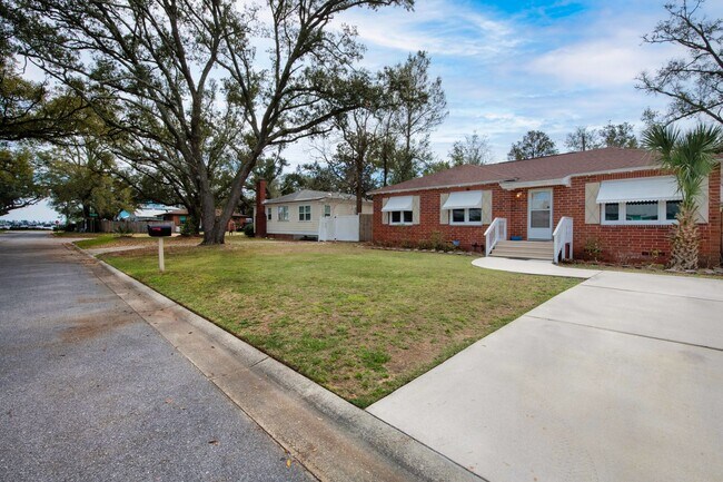 Building Photo - Welcome to Navy Point!