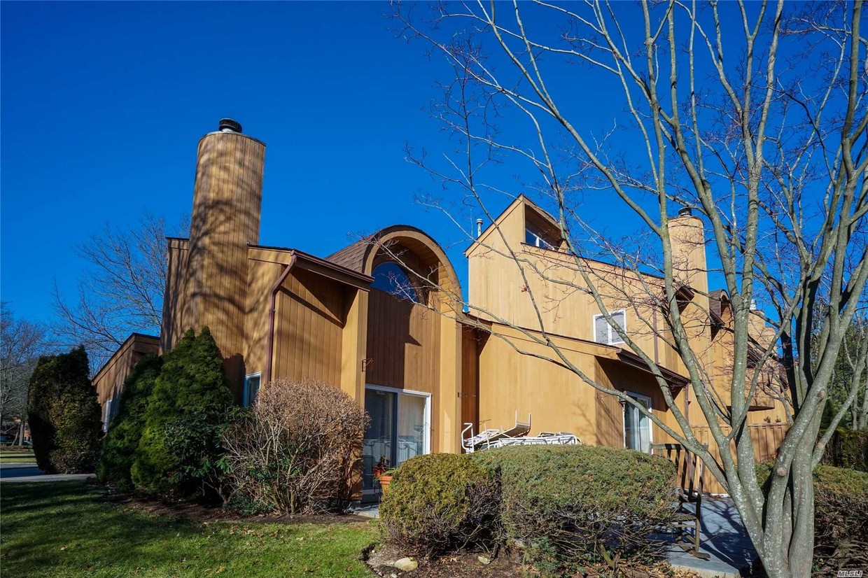 6 Kristin Ln, Hauppauge, NY 11788 Condo for Rent in Hauppauge, NY