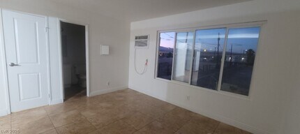 Building Photo - 305 N 10th St