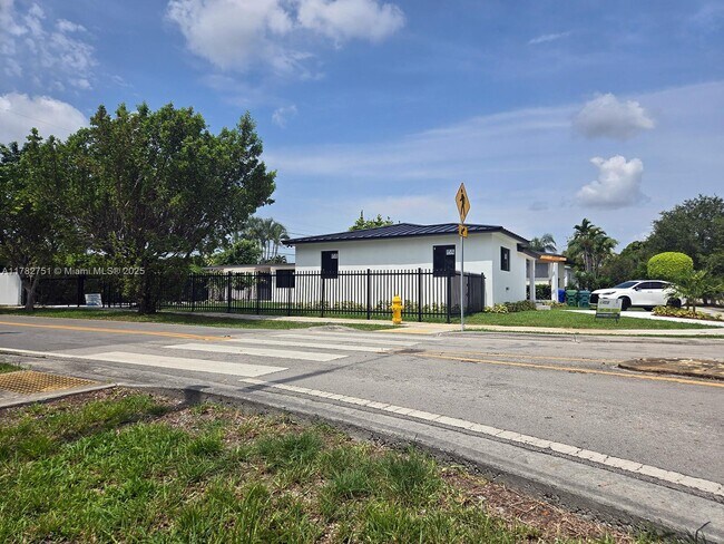 Foto del edificio - 5152 SW 6th St