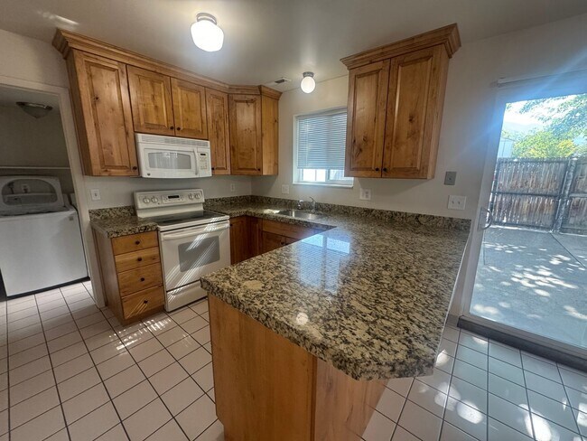 Building Photo - Beautiful duplex in amazing location!