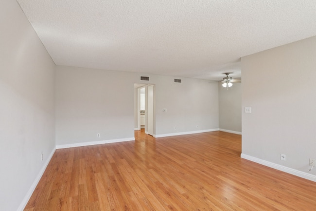 Building Photo - 626 E Verdugo Ave