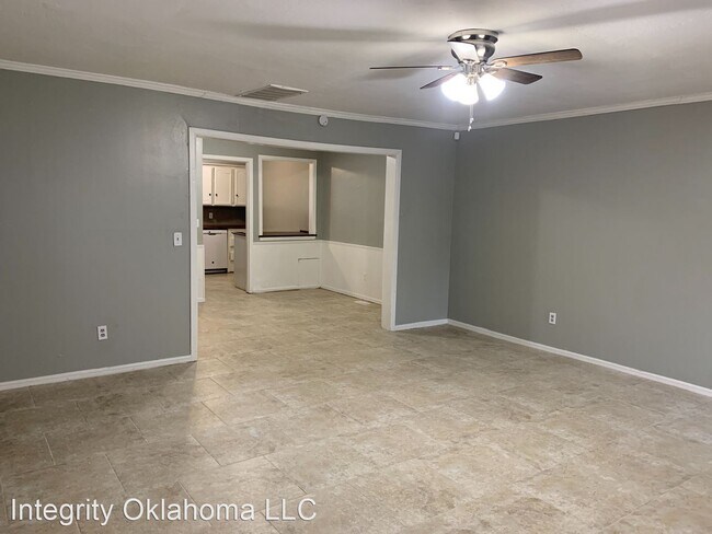 Building Photo - 2 br, 2.5 bath House - 3009 W. Wilshire Blvd.