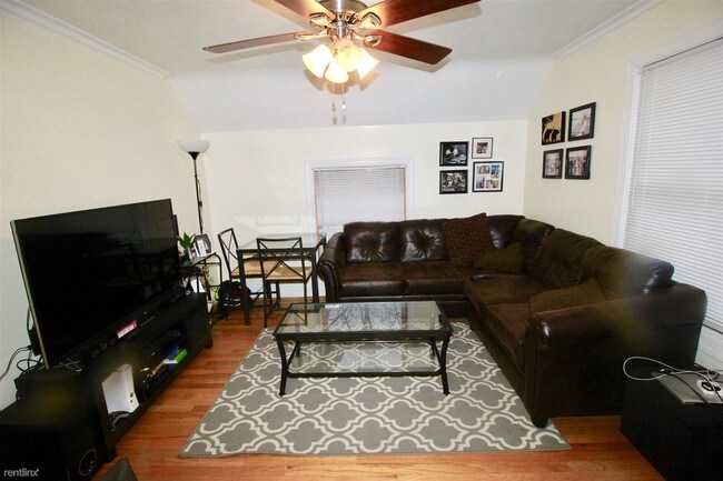 Building Photo - 2 br, 1 bath  - 726 S Main St # 2 #2