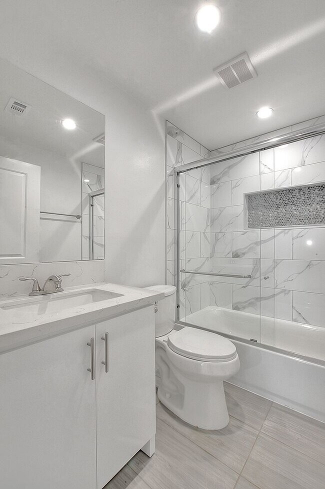Foto del edificio - 5850 Vineland Ave