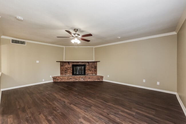 Foto del edificio - 404 Woodcrest Way