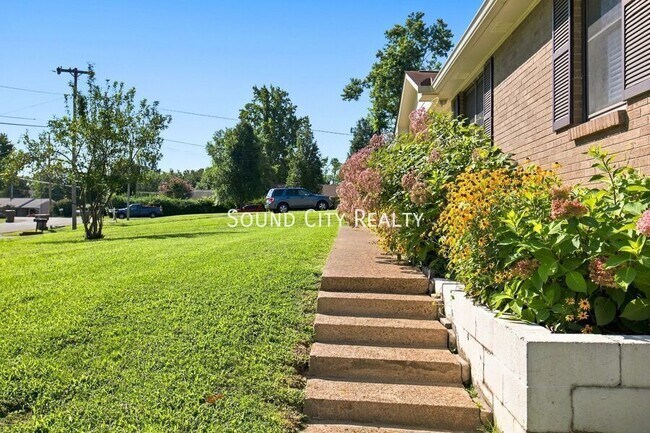 Building Photo - 316 Lorna Dr