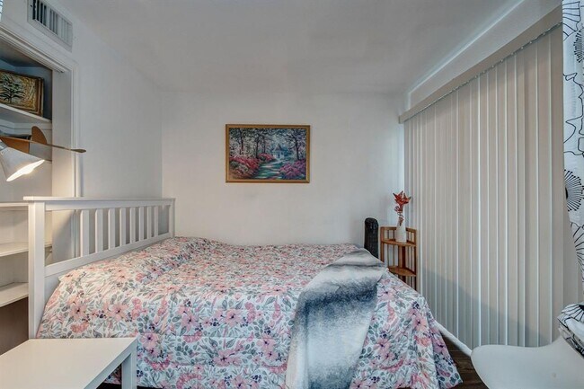 Foto del edificio - 2824 S Bartell Dr
