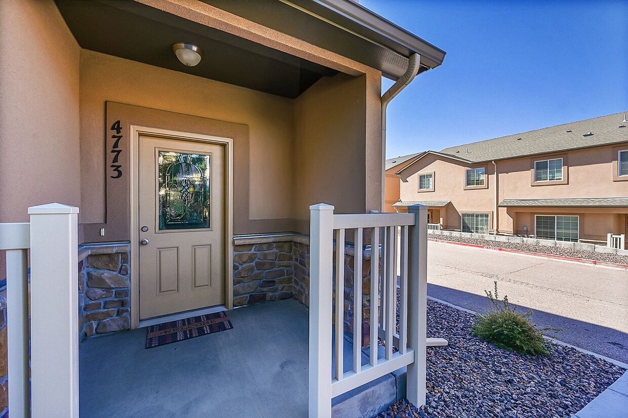 Primary Photo - 3 bed 3 bath townhome in gated community w...