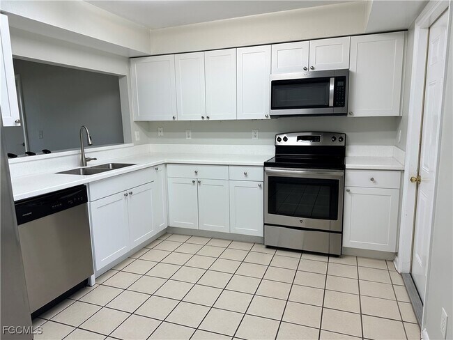 Building Photo - 221 SW 34th Terrace